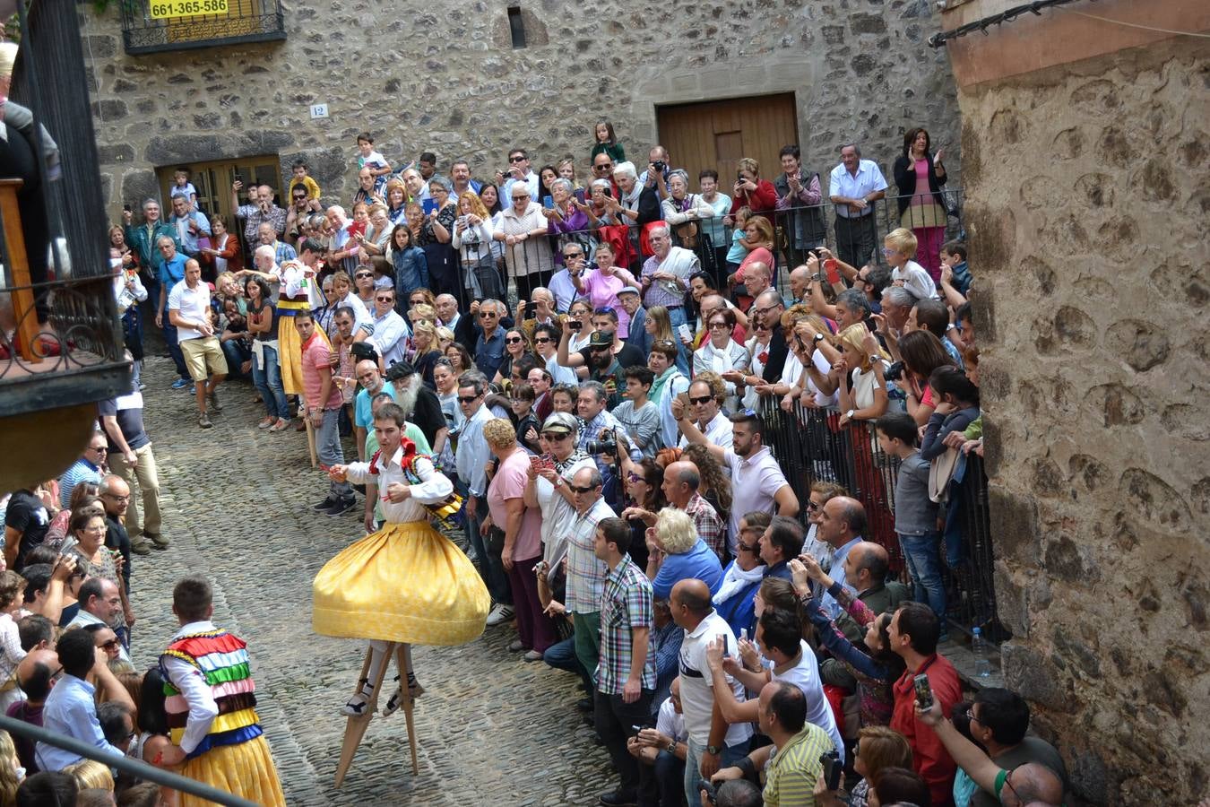 Los danzadores bajan por Gracias