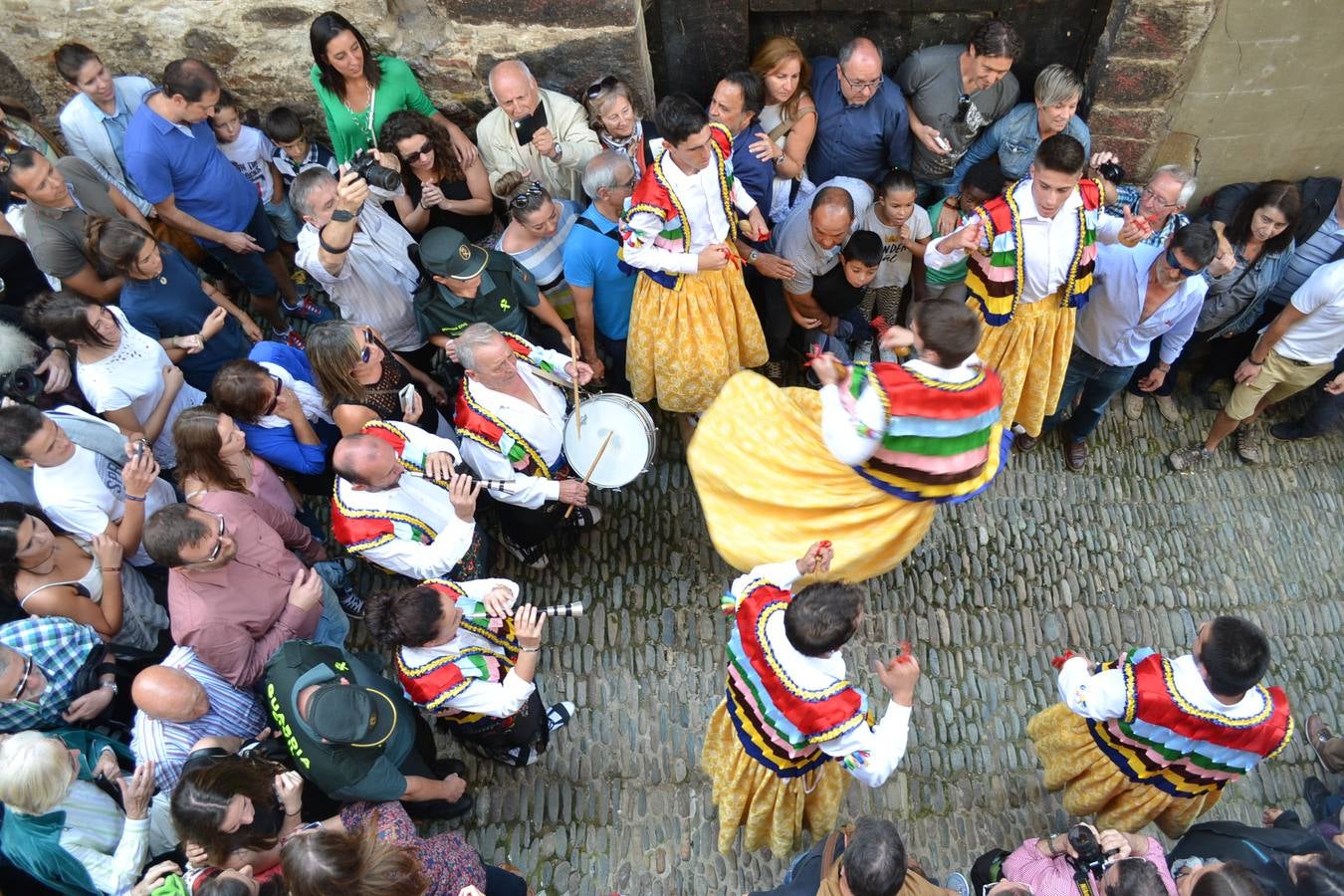 Los danzadores bajan por Gracias