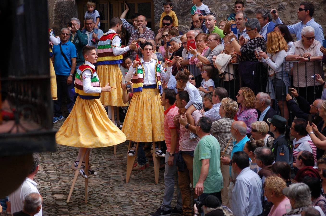 Los danzadores bajan por Gracias