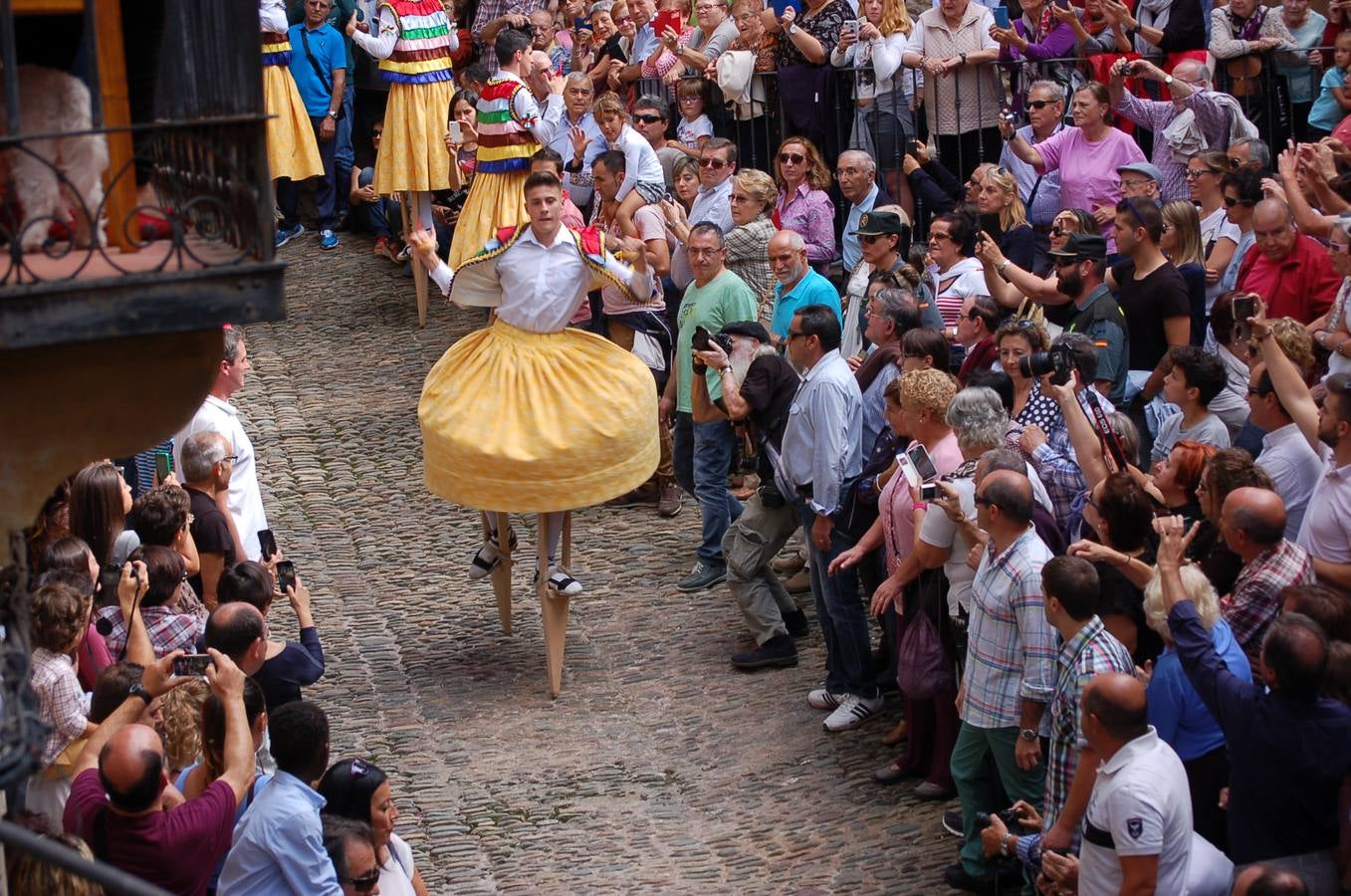 Los danzadores bajan por Gracias