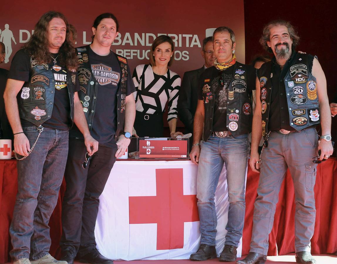 La reina Letizia posa con un grupo de moteros que se ha acercado a la mesa de cuestación de Cruz Roja.