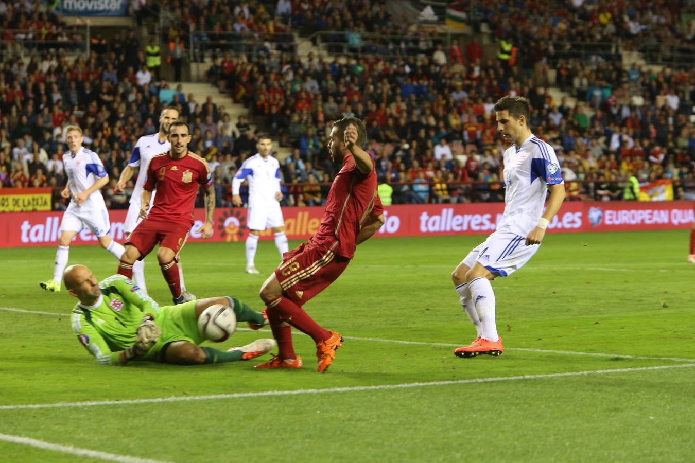 La selección española gana a Luxemburgo en Las Gaunas