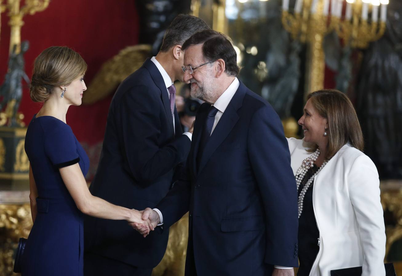 Mariano Rajoy y su mujer comienzan el saludo a los Reyes en la recepción en el Palacio Real de Madrid.