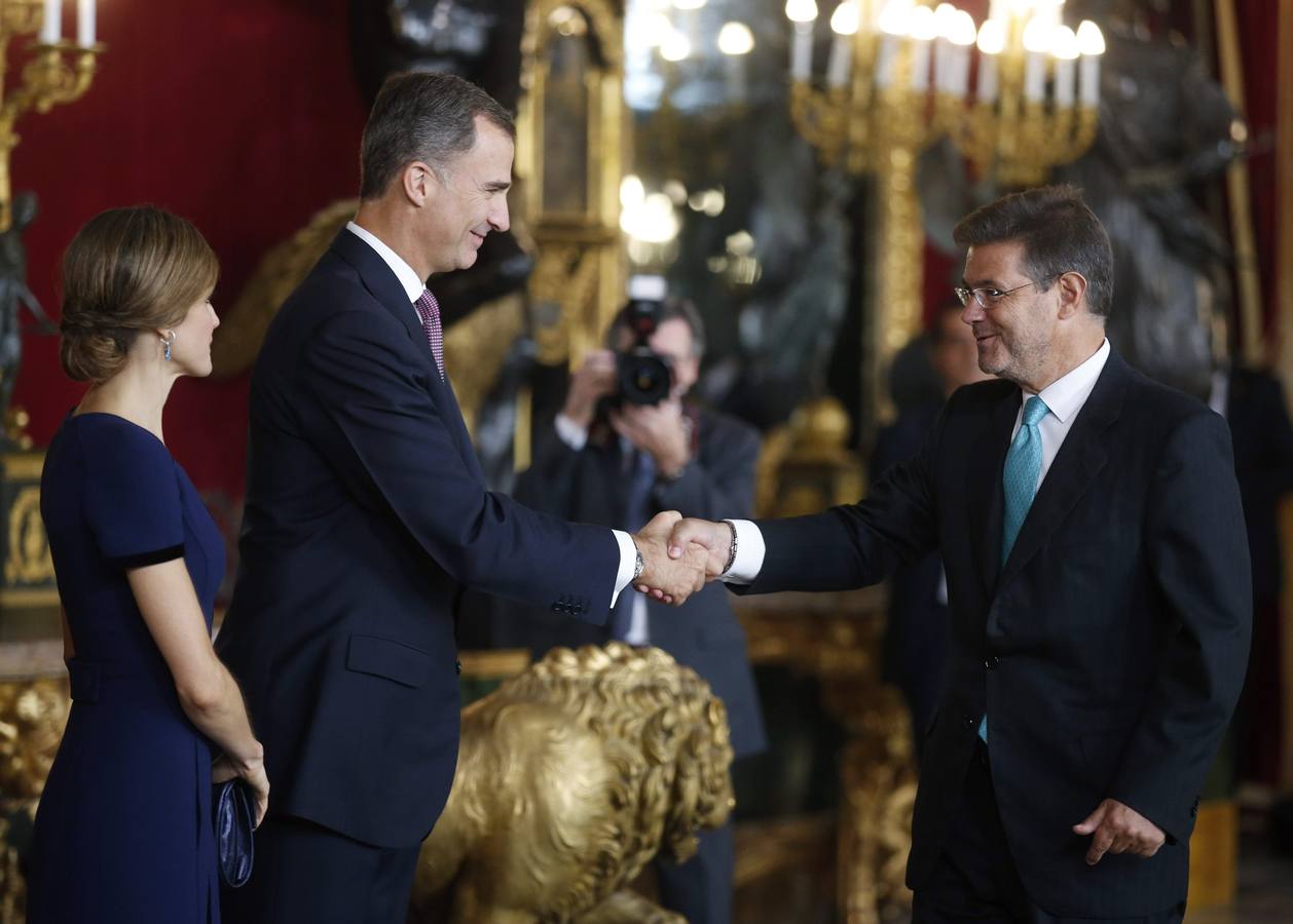 Felipe VI saluda al ministro de Justicia, Rafael Catalá.