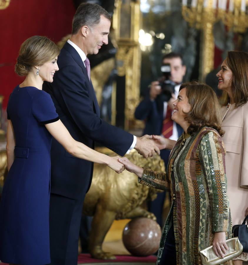 La Reina recibe el saludo de la vicepresidenta del Gobierno, Soraya Sáenz de Santamaría.