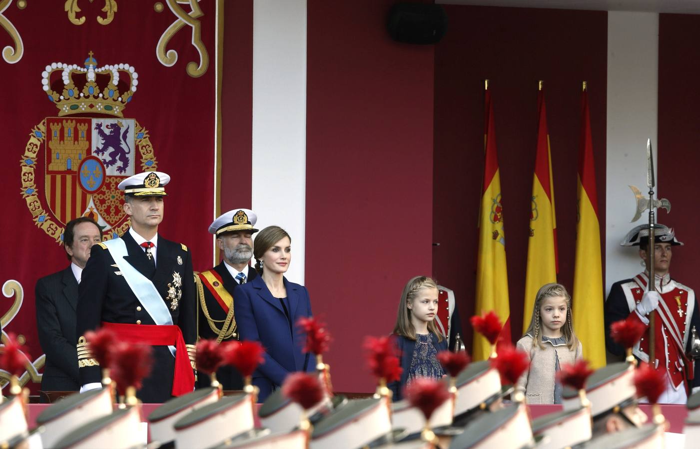 Los Reyes y sus hijas observan el desfile.