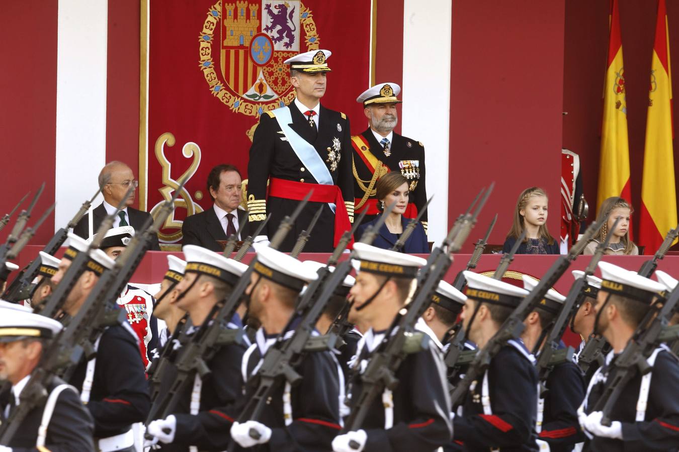 El Rey permanece de pie durante el desfile.