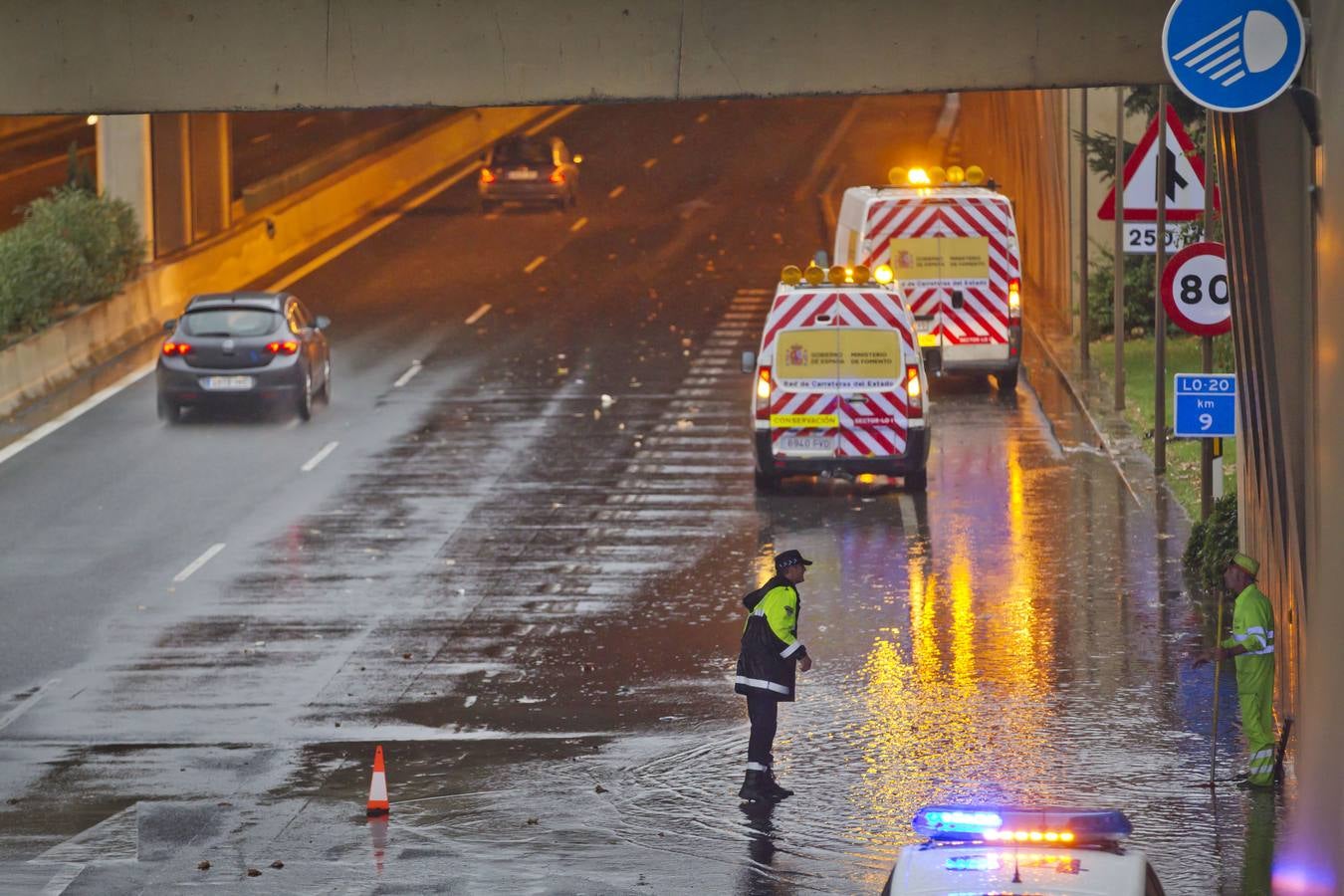 Intensa lluvia en Logroño, que ha causado problemas de tráfico