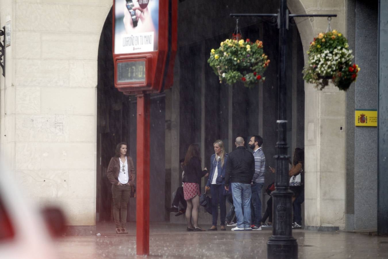 Intensa lluvia en Logroño, que ha causado problemas de tráfico