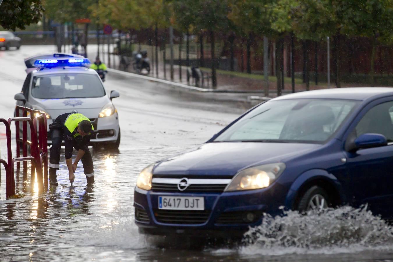 Intensa lluvia en Logroño, que ha causado problemas de tráfico