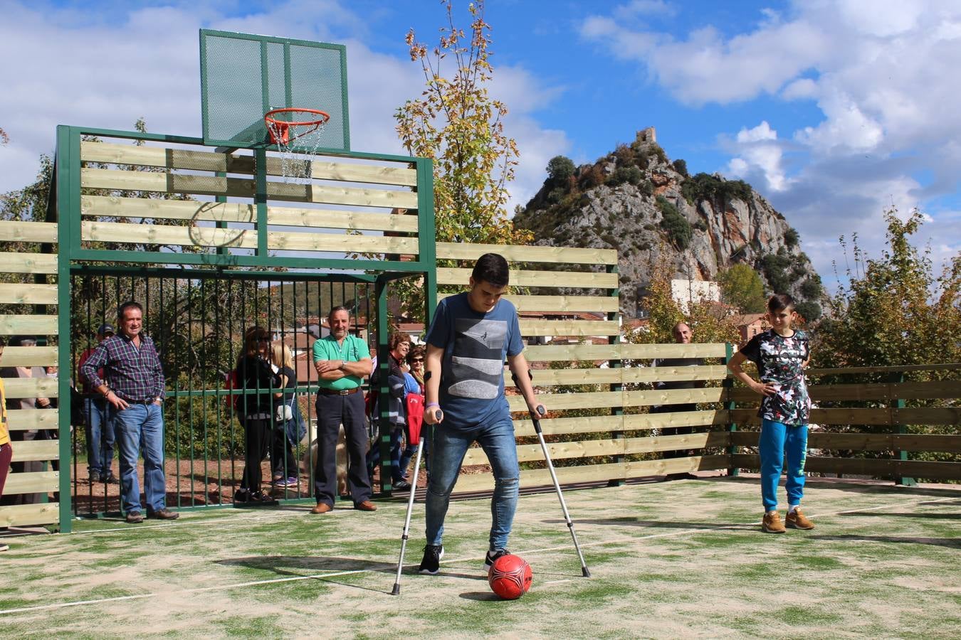 Nieva inaugura su pista polideportiva