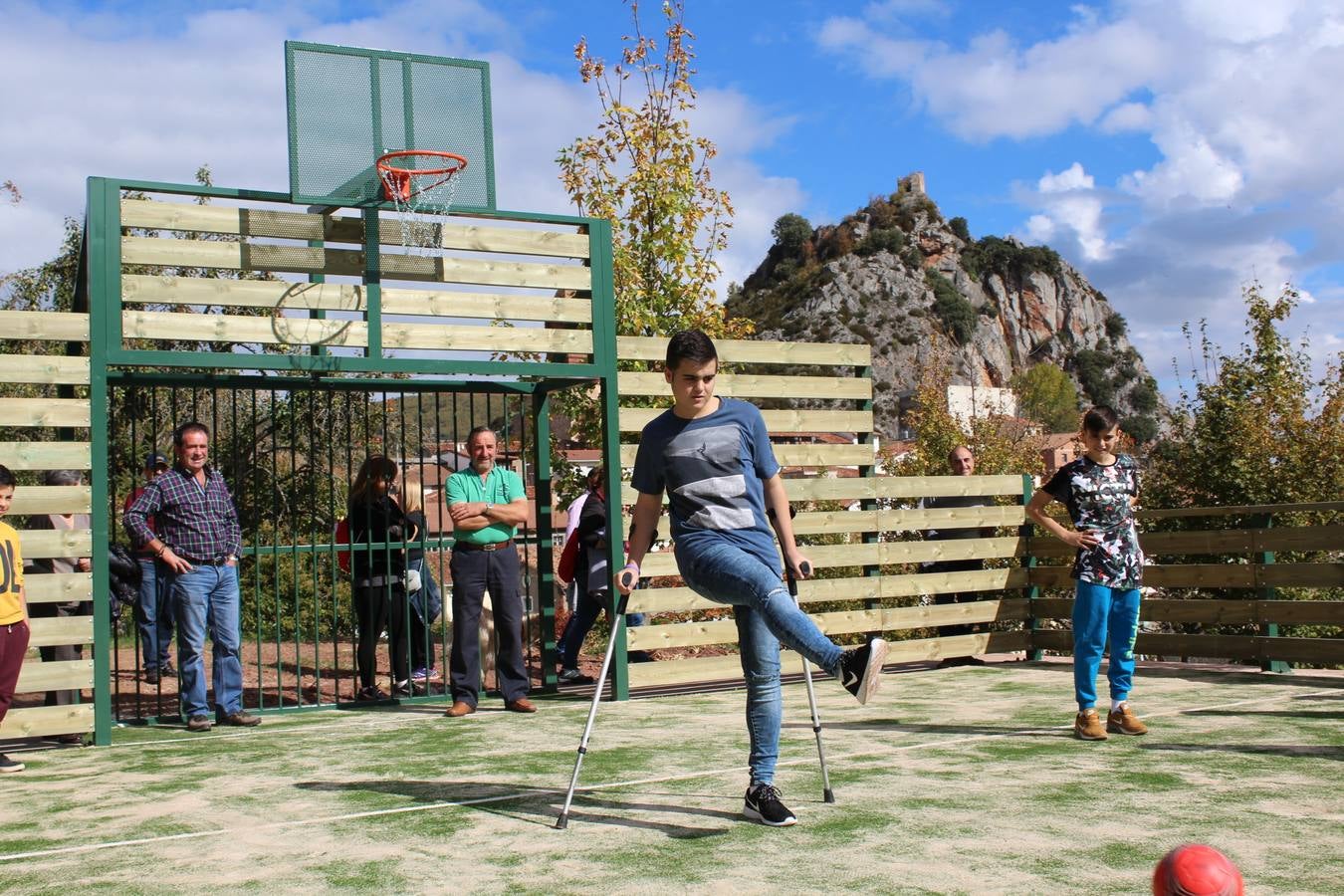 Nieva inaugura su pista polideportiva