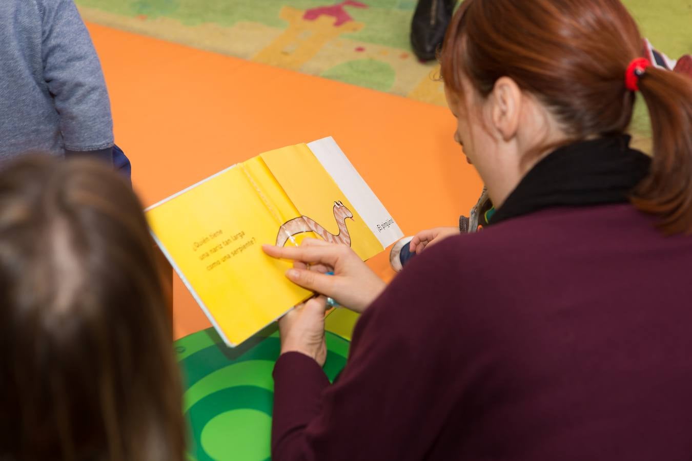 Inauguración de &#039;Héroes de cómic&#039; y excursión de la guardería Cuenta Cuentos en la Biblioteca Rafael Azcona