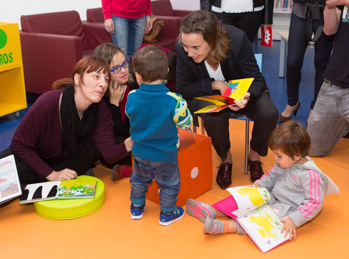 Inauguración de &#039;Héroes de cómic&#039; y excursión de la guardería Cuenta Cuentos en la Biblioteca Rafael Azcona