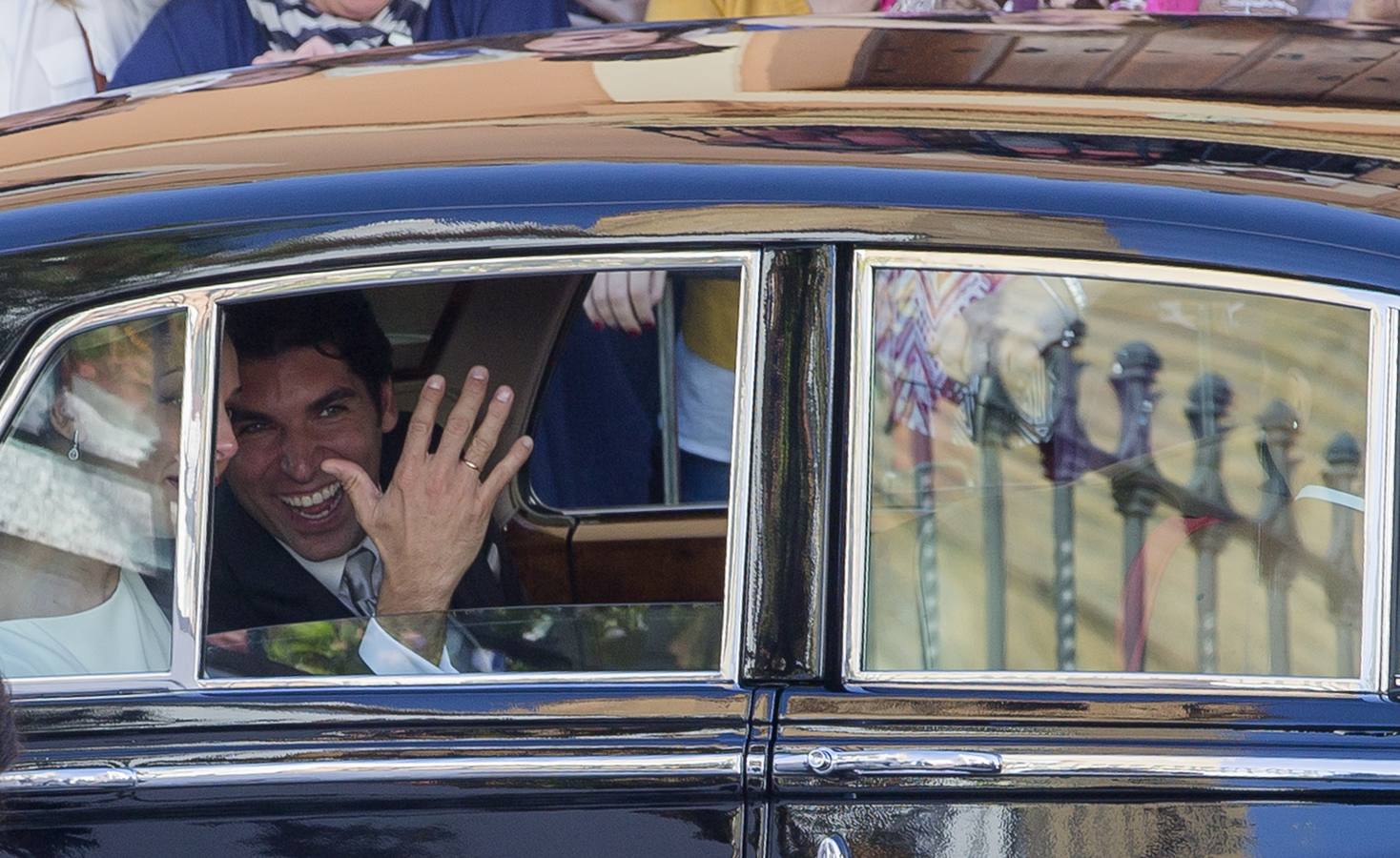 El novio enseña sonriente, en presencia de su ya mujer, la alianza matrimonial.