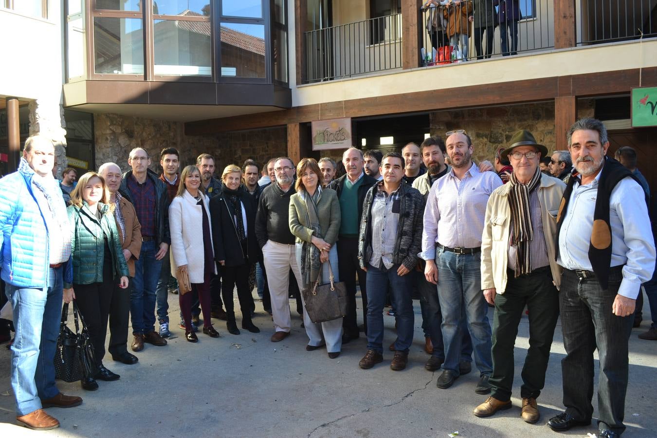 Anguiano. Grupo vecinal en protesta silenciosa por los atentados de París.