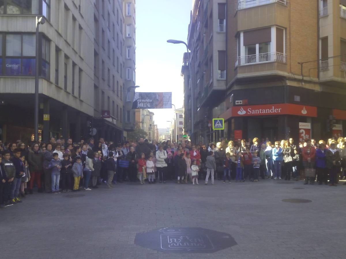 Arnedo. Multitud de personas mostraron su solidaridad con el pueblo parisino.