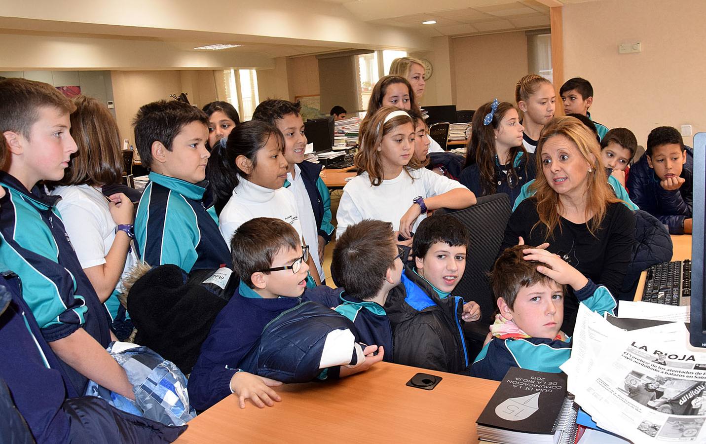 Los alumnos de 5º B de Adoratrices visitan la multimedia de Diario La Rioja, junto a su profesora Juana Gil