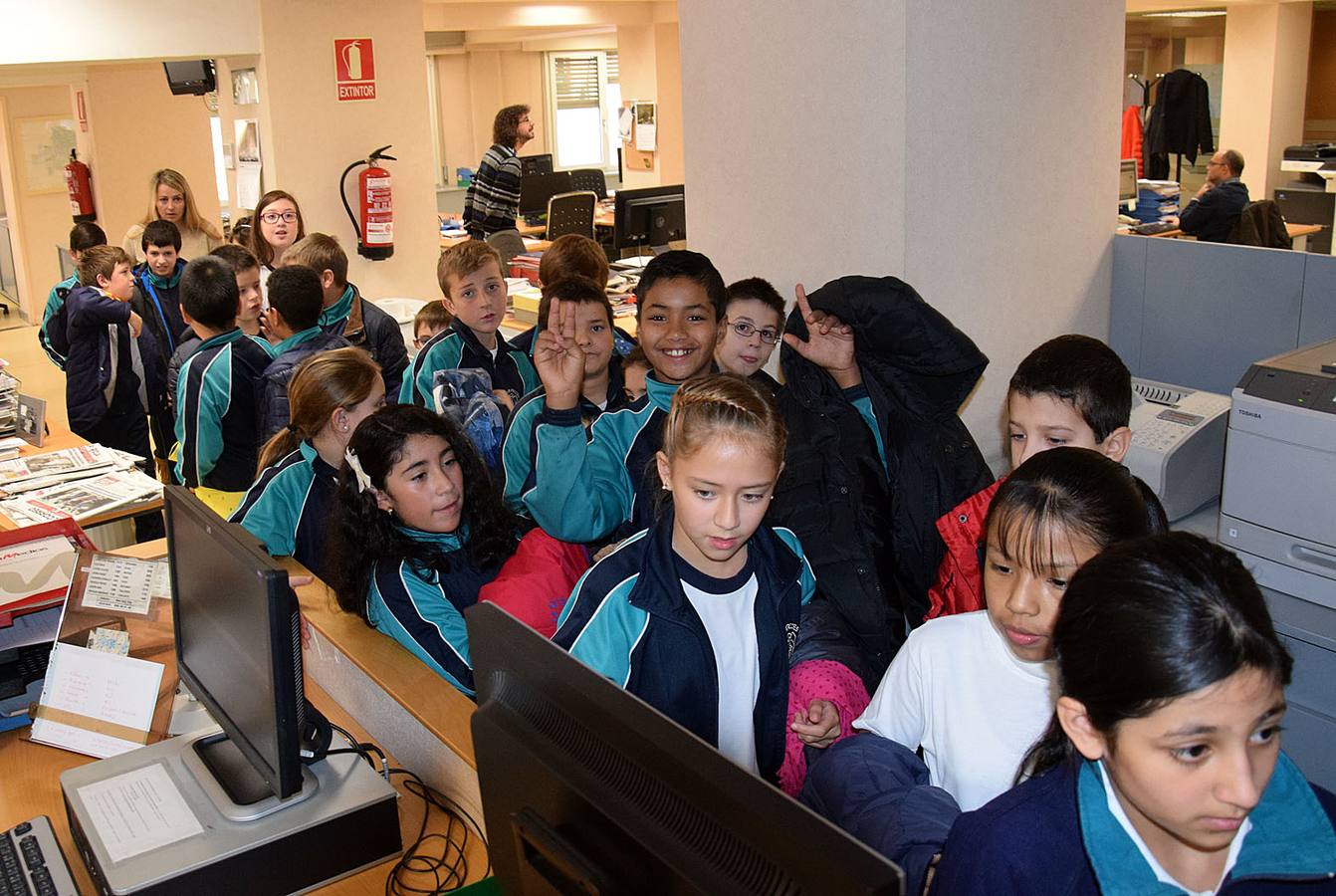 Los alumnos de 5º B de Adoratrices visitan la multimedia de Diario La Rioja, junto a su profesora Juana Gil