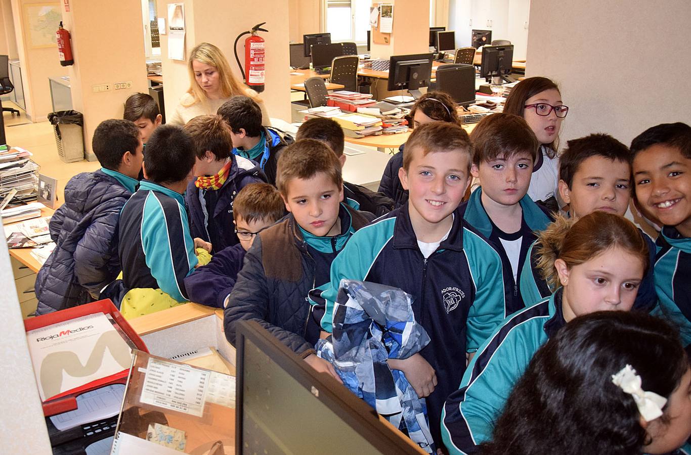 Los alumnos de 5º B de Adoratrices visitan la multimedia de Diario La Rioja, junto a su profesora Juana Gil