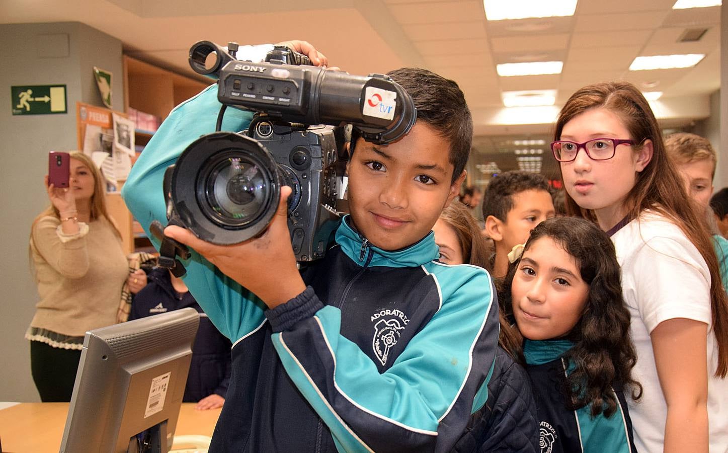 Los alumnos de 5º B de Adoratrices visitan la multimedia de Diario La Rioja, junto a su profesora Juana Gil