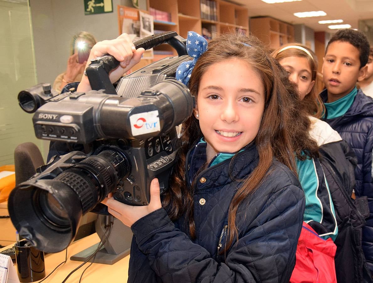 Los alumnos de 5º B de Adoratrices visitan la multimedia de Diario La Rioja, junto a su profesora Juana Gil