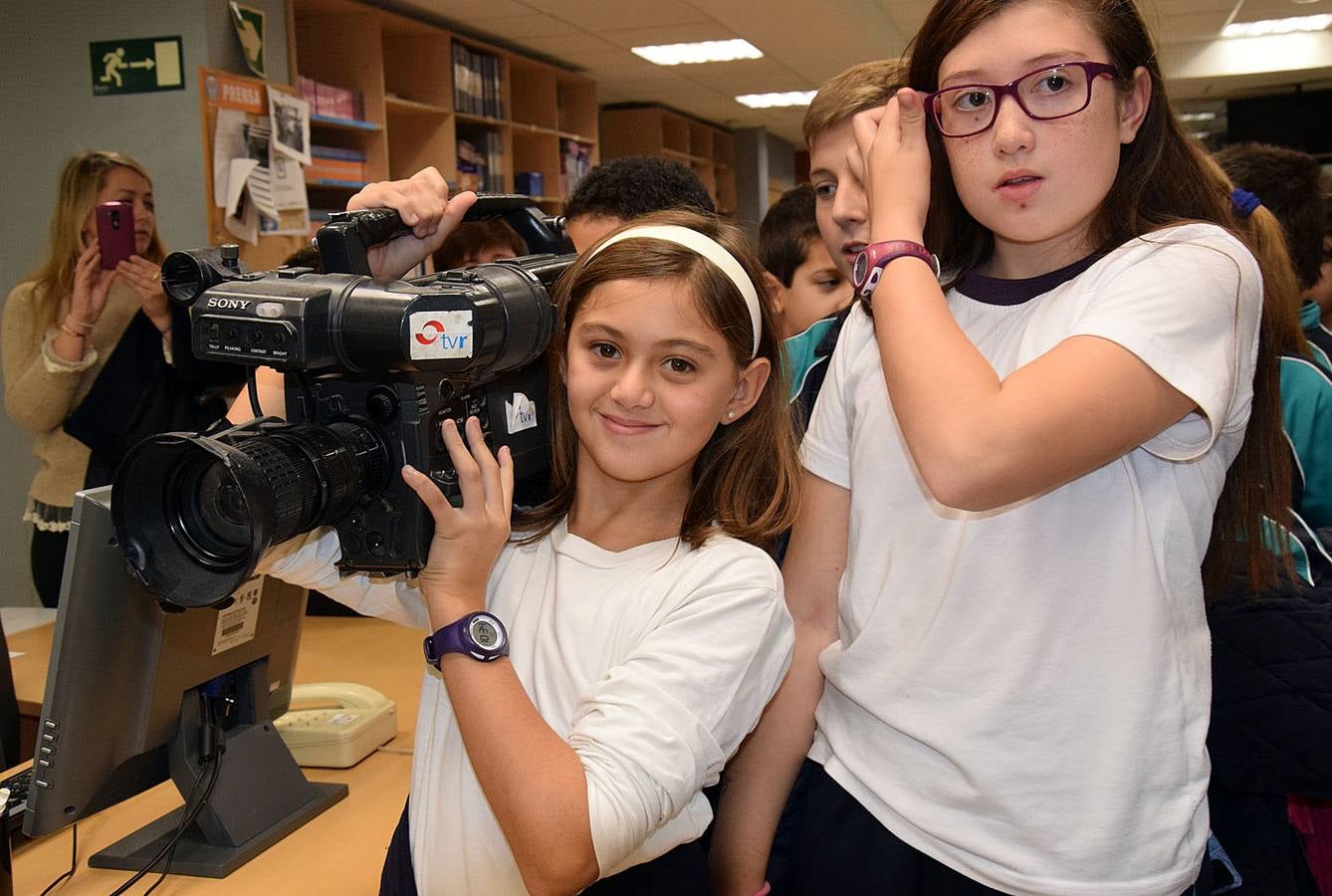 Los alumnos de 5º B de Adoratrices visitan la multimedia de Diario La Rioja, junto a su profesora Juana Gil