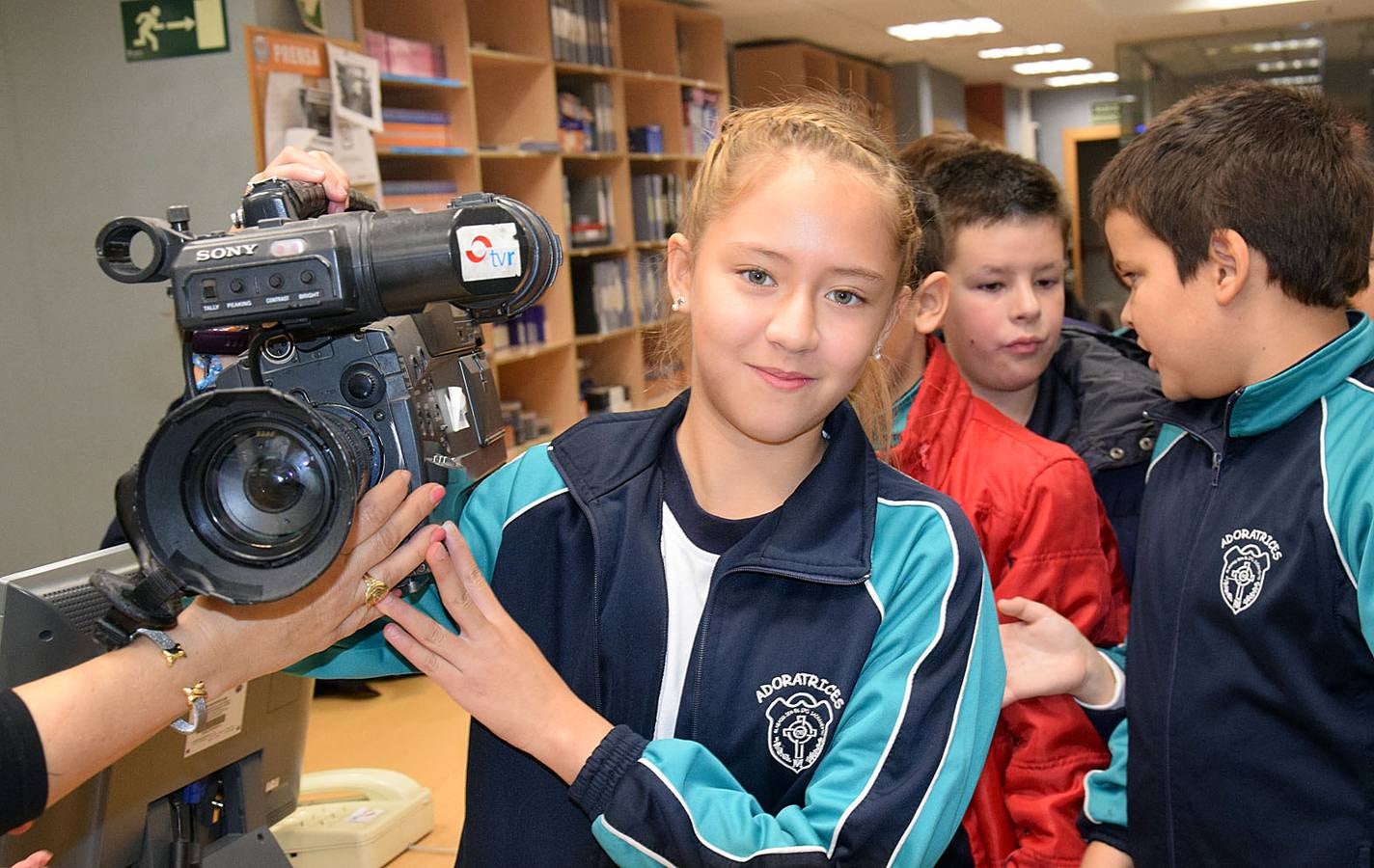 Los alumnos de 5º B de Adoratrices visitan la multimedia de Diario La Rioja, junto a su profesora Juana Gil