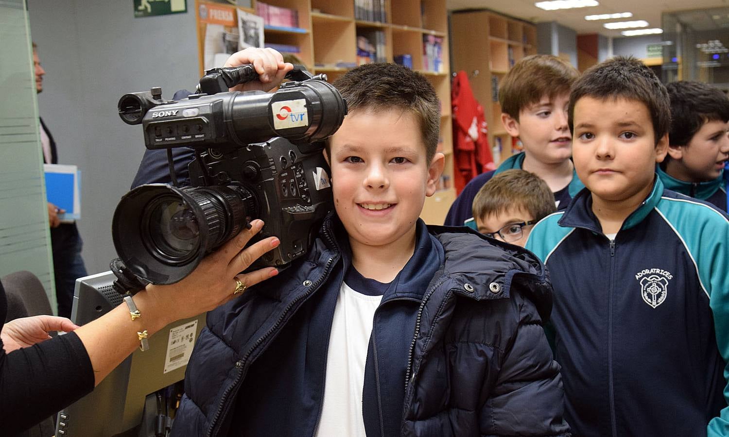 Los alumnos de 5º B de Adoratrices visitan la multimedia de Diario La Rioja, junto a su profesora Juana Gil