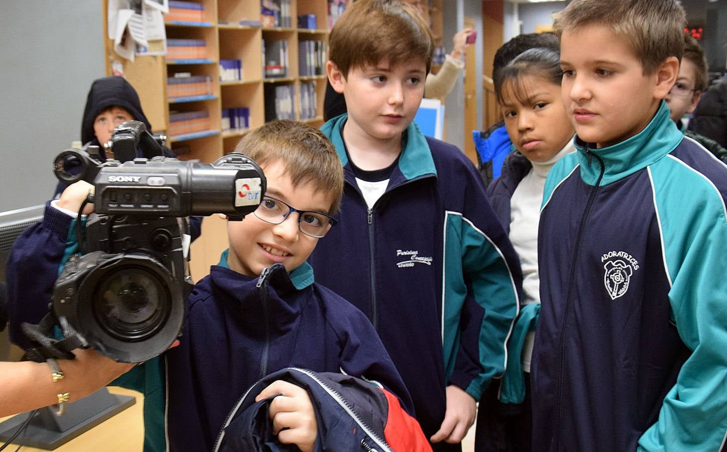 Los alumnos de 5º B de Adoratrices visitan la multimedia de Diario La Rioja, junto a su profesora Juana Gil