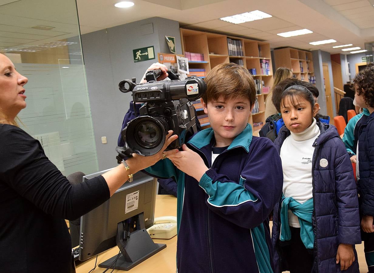 Los alumnos de 5º B de Adoratrices visitan la multimedia de Diario La Rioja, junto a su profesora Juana Gil