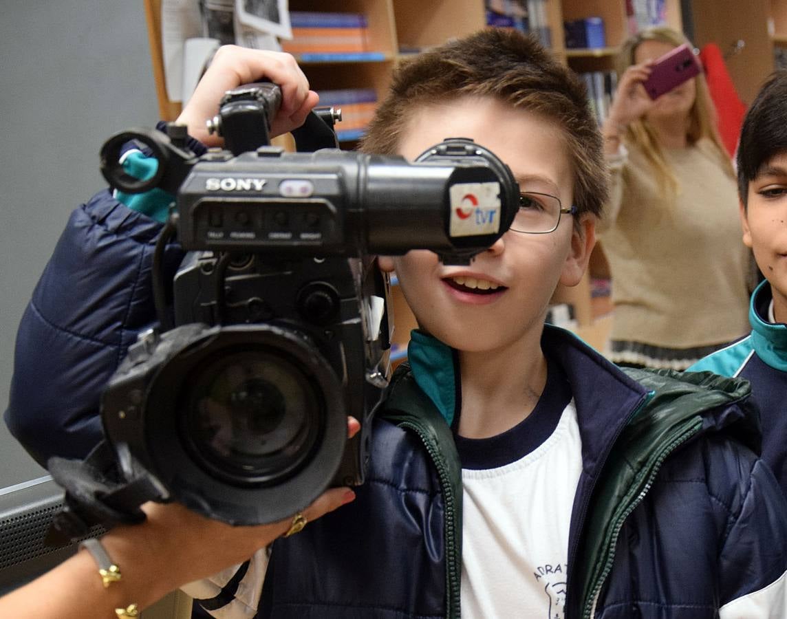 Los alumnos de 5º B de Adoratrices visitan la multimedia de Diario La Rioja, junto a su profesora Juana Gil