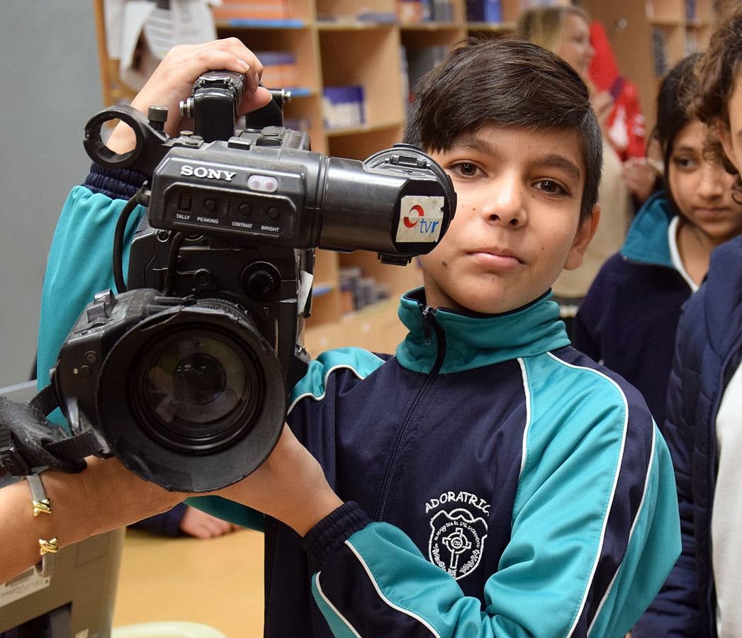 Los alumnos de 5º B de Adoratrices visitan la multimedia de Diario La Rioja, junto a su profesora Juana Gil