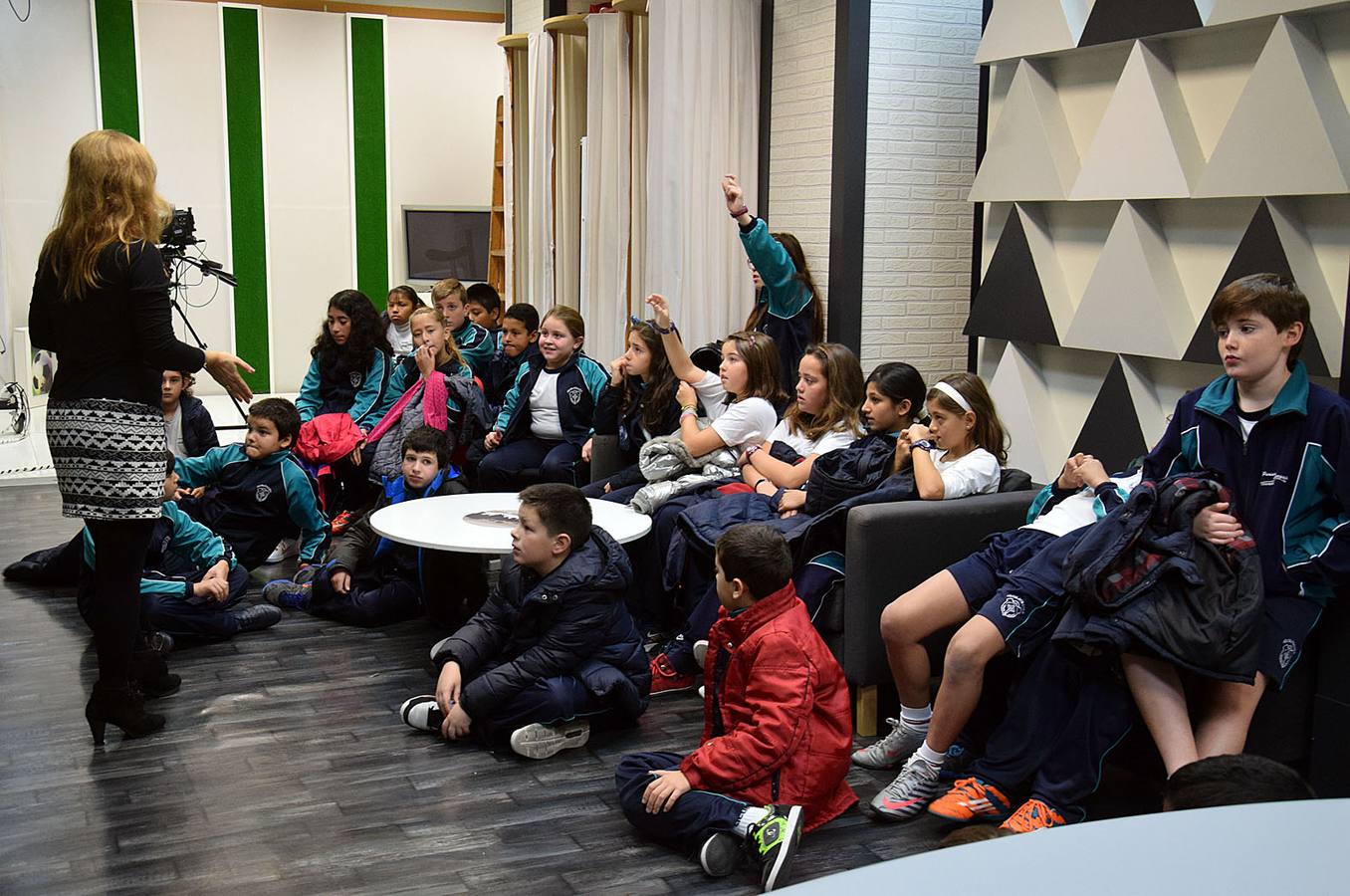 Los alumnos de 5º B de Adoratrices visitan la multimedia de Diario La Rioja, junto a su profesora Juana Gil