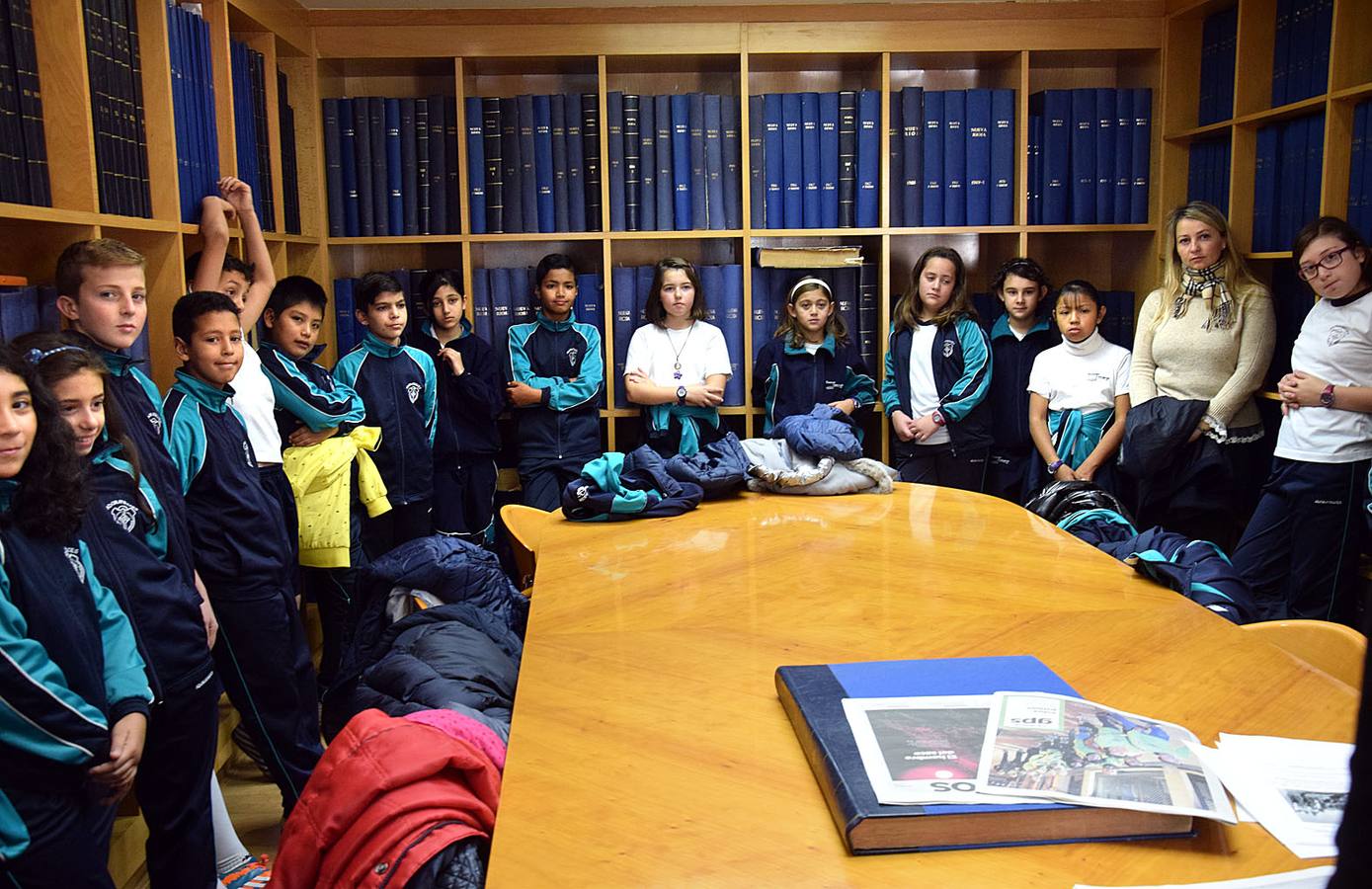 Los alumnos de 5º B de Adoratrices visitan la multimedia de Diario La Rioja, junto a su profesora Juana Gil