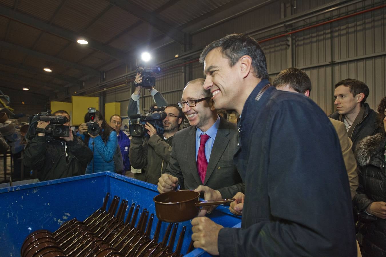 Sánchez acude a Esmaltaciones La Estrella en su visita a La Rioja