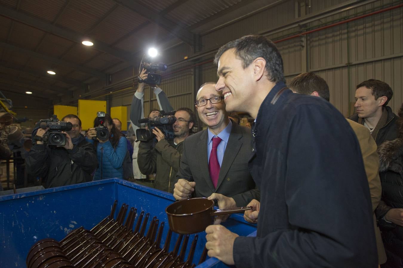 Sánchez acude a Esmaltaciones La Estrella en su visita a La Rioja