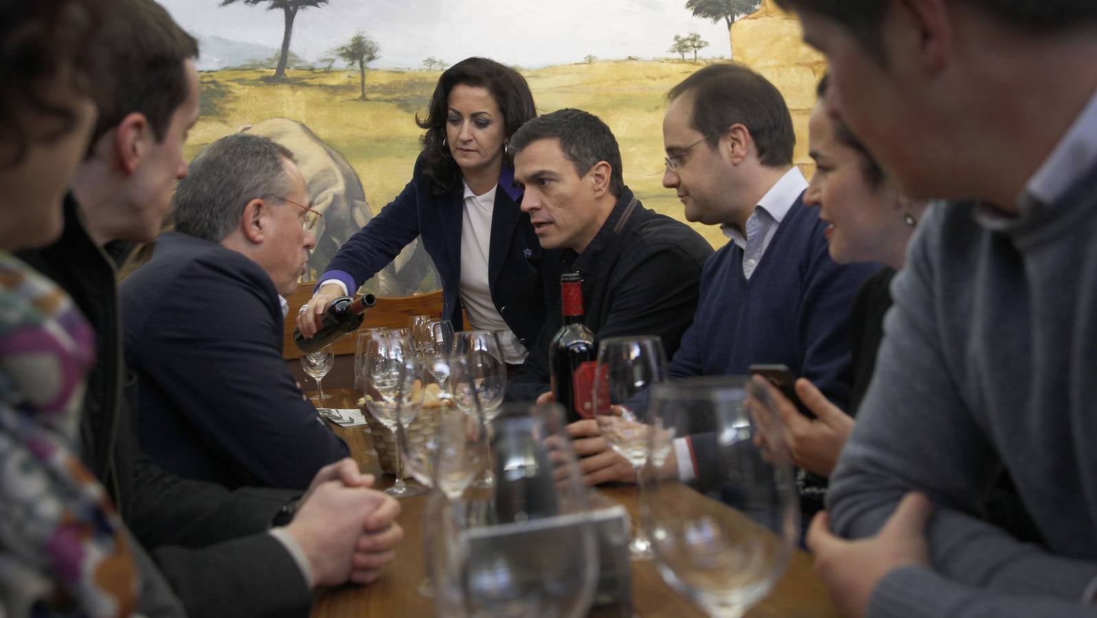 Pedro Sánchez pasea por el Casco Antiguo de Logroño y brinda en La Laurel en su visita a La Rioja