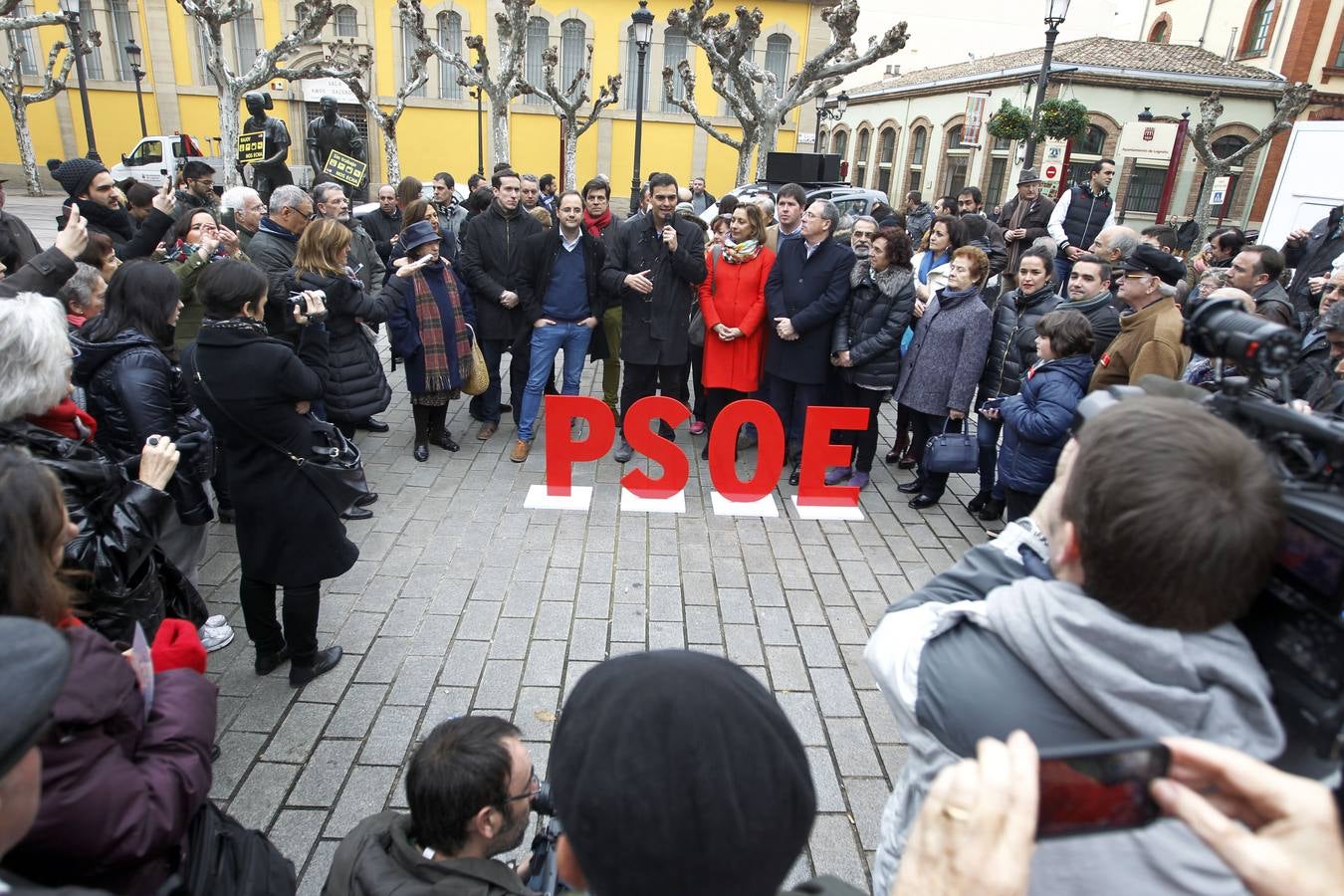 Pedro Sánchez pasea por el Casco Antiguo de Logroño y brinda en La Laurel en su visita a La Rioja