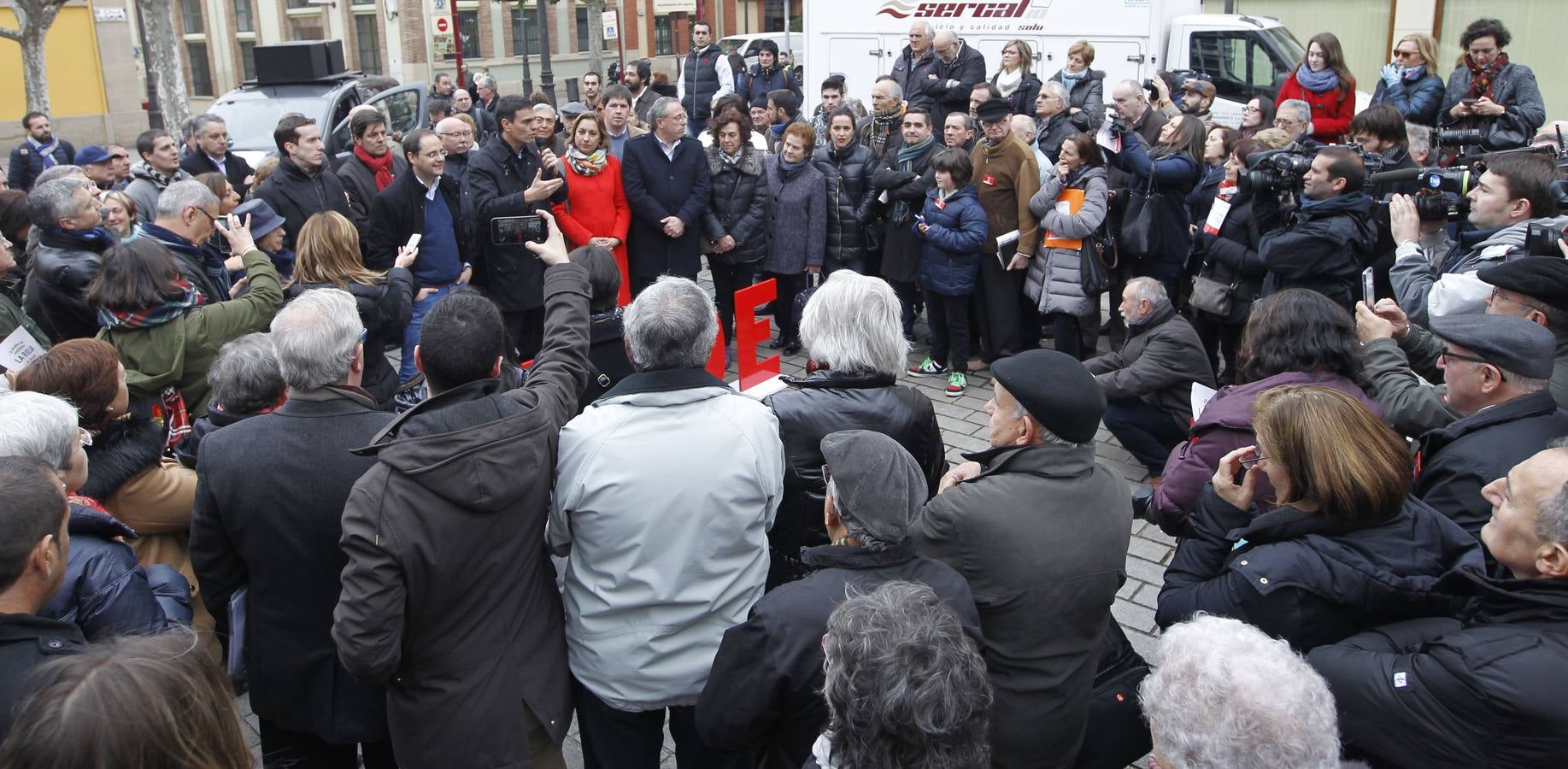 Pedro Sánchez pasea por el Casco Antiguo de Logroño y brinda en La Laurel en su visita a La Rioja