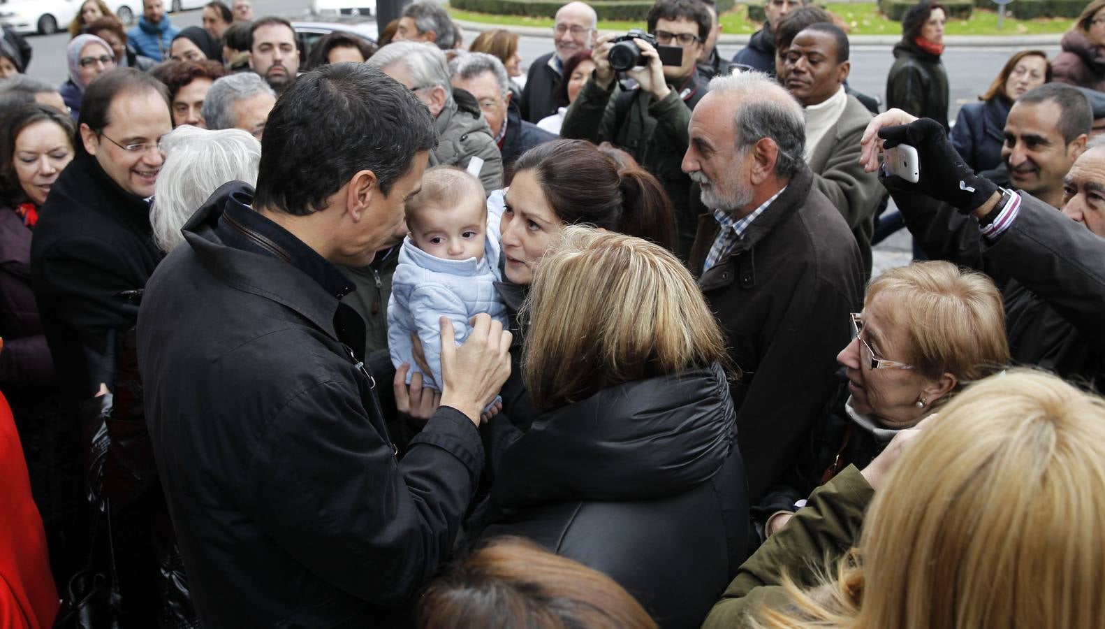 Pedro Sánchez pasea por el Casco Antiguo de Logroño y brinda en La Laurel en su visita a La Rioja