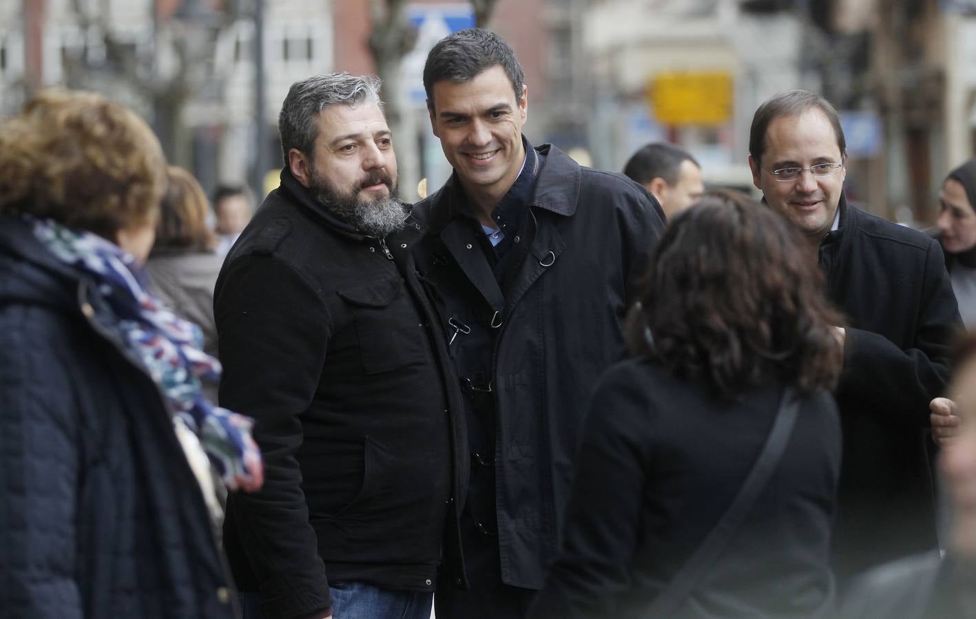 Pedro Sánchez pasea por el Casco Antiguo de Logroño y brinda en La Laurel en su visita a La Rioja