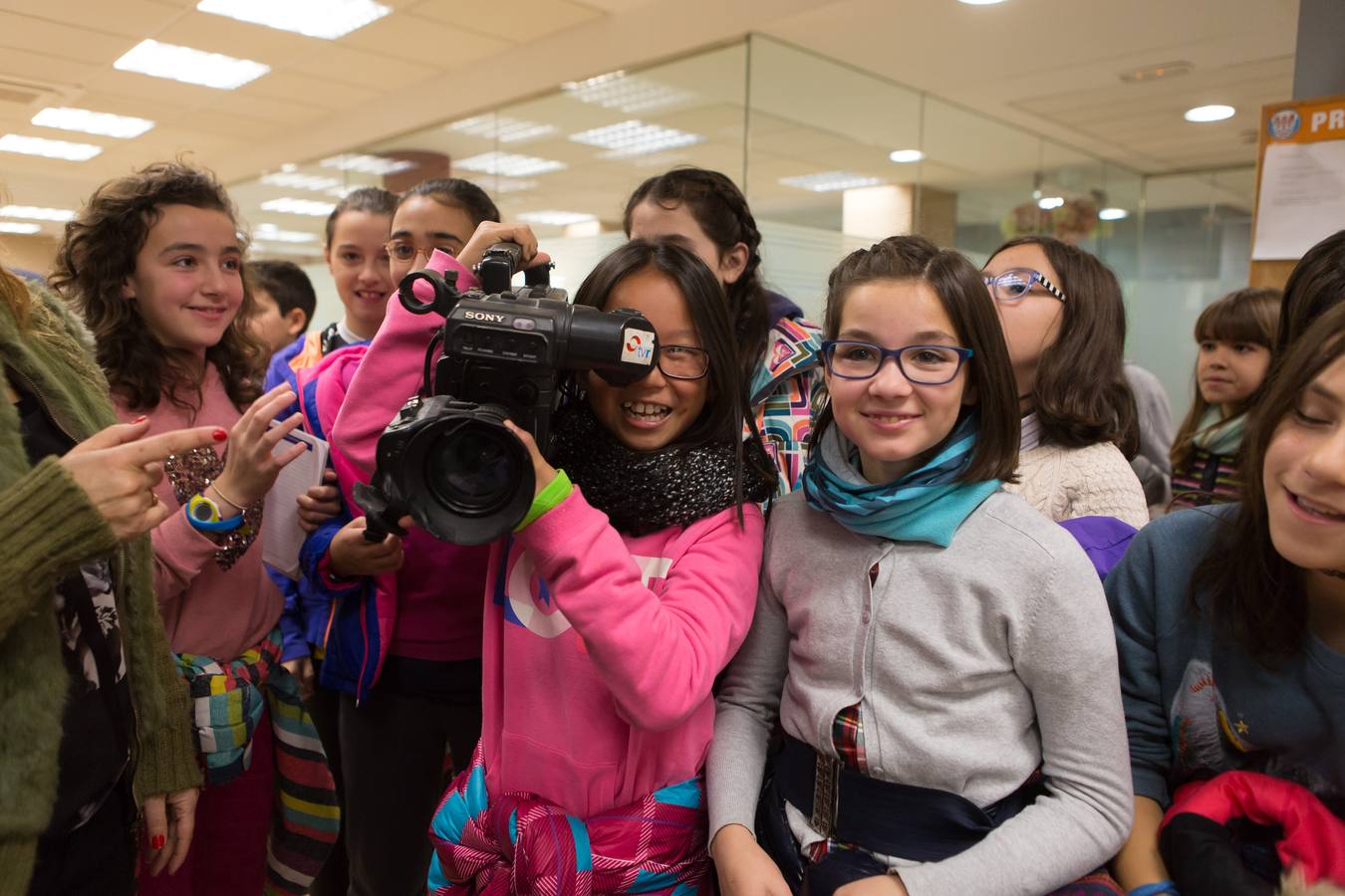 Los alumnos del Taller de Prensa del Colegio Duquesa de La Victoria, de Logroño, visitan la multimedia de Diario LA RIOJA