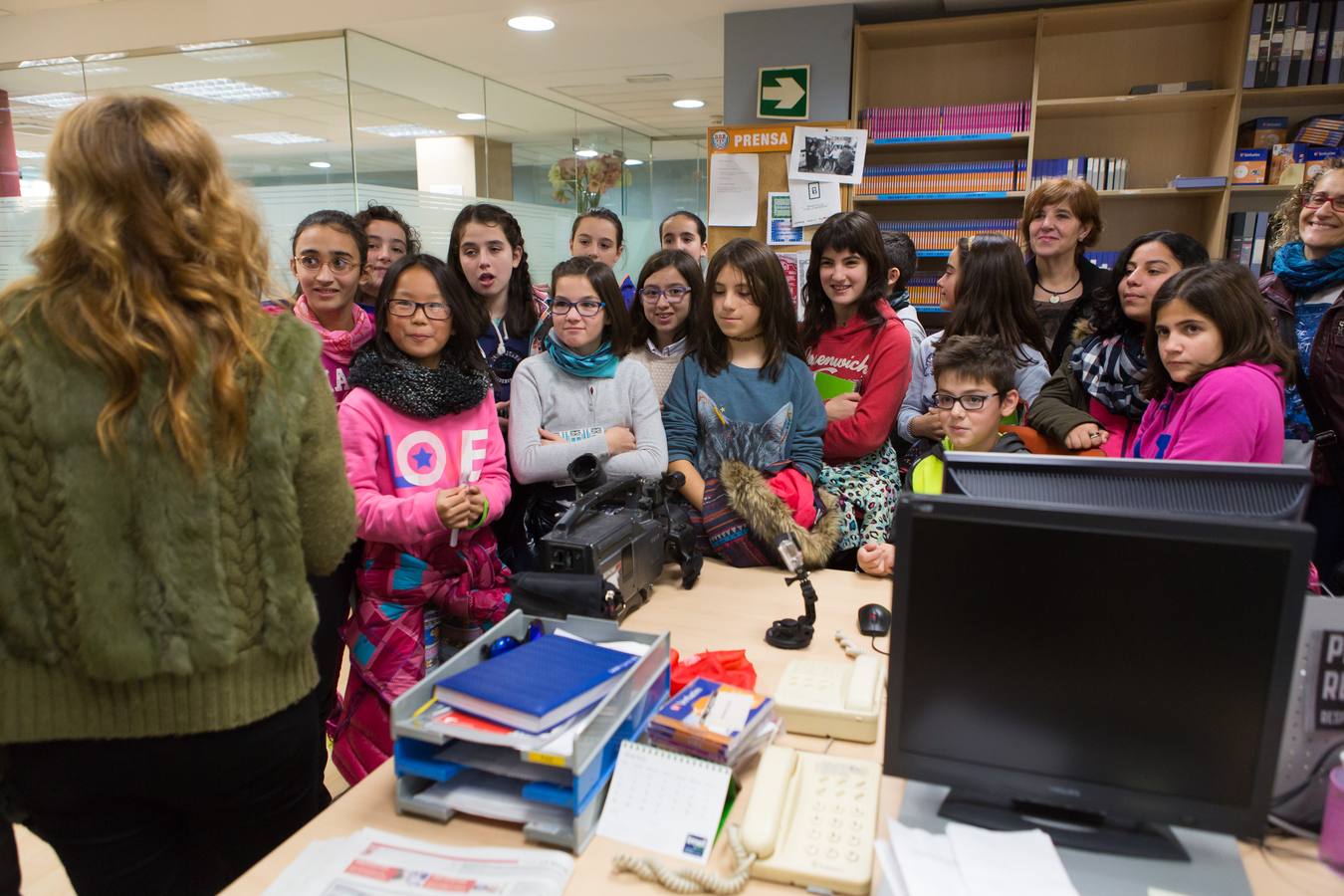 Los alumnos del Taller de Prensa del Colegio Duquesa de La Victoria, de Logroño, visitan la multimedia de Diario LA RIOJA
