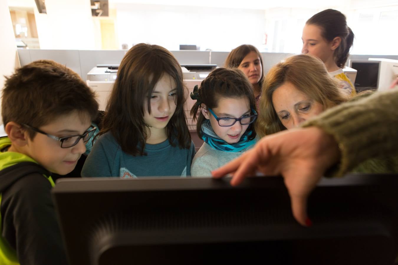 Los alumnos del Taller de Prensa del Colegio Duquesa de La Victoria, de Logroño, visitan la multimedia de Diario LA RIOJA