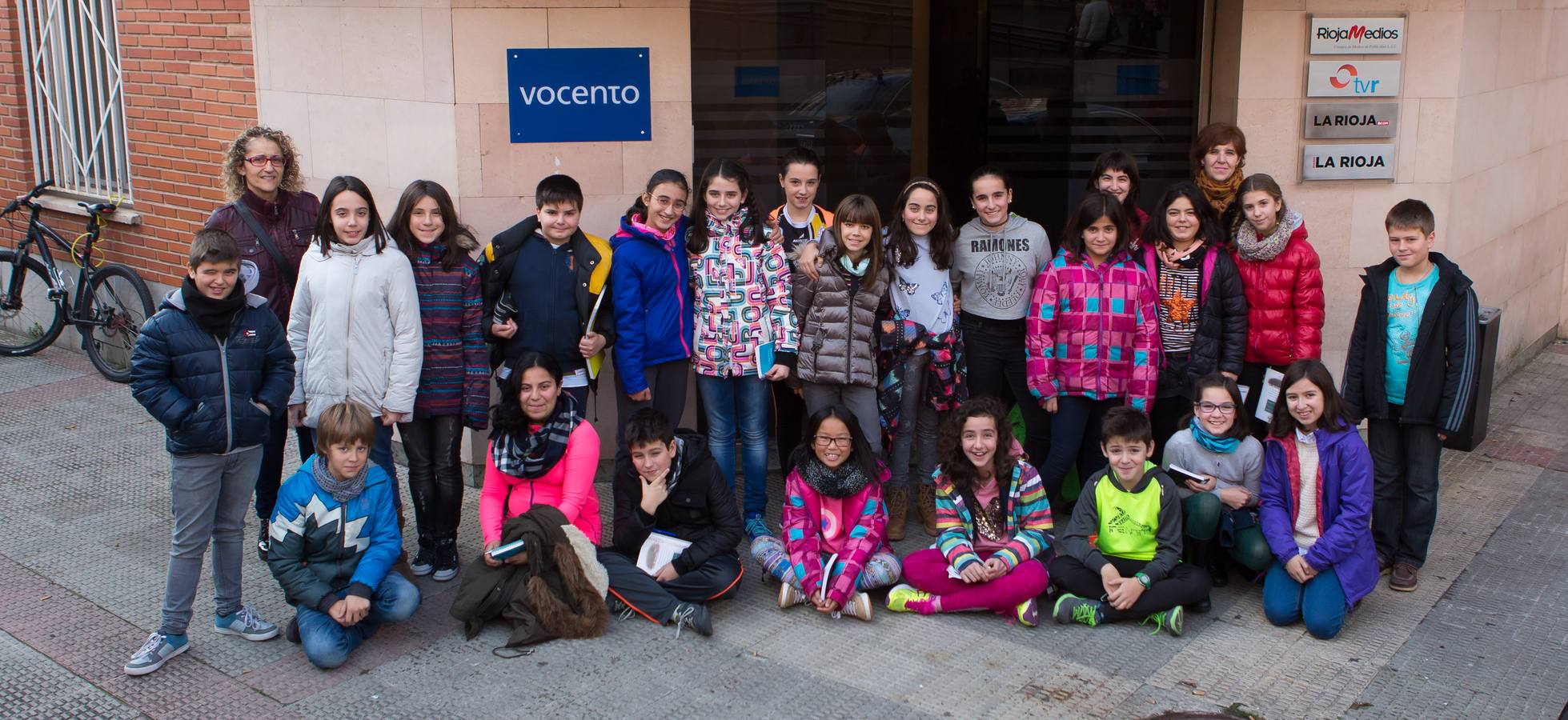 Los alumnos del Taller de Prensa del Colegio Duquesa de La Victoria, de Logroño, visitan la multimedia de Diario LA RIOJA