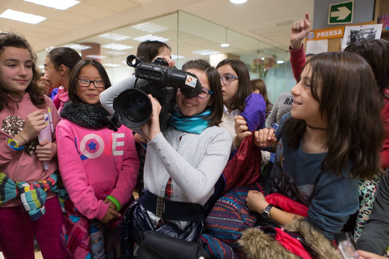 Los alumnos del Taller de Prensa del Colegio Duquesa de La Victoria, de Logroño, visitan la multimedia de Diario LA RIOJA