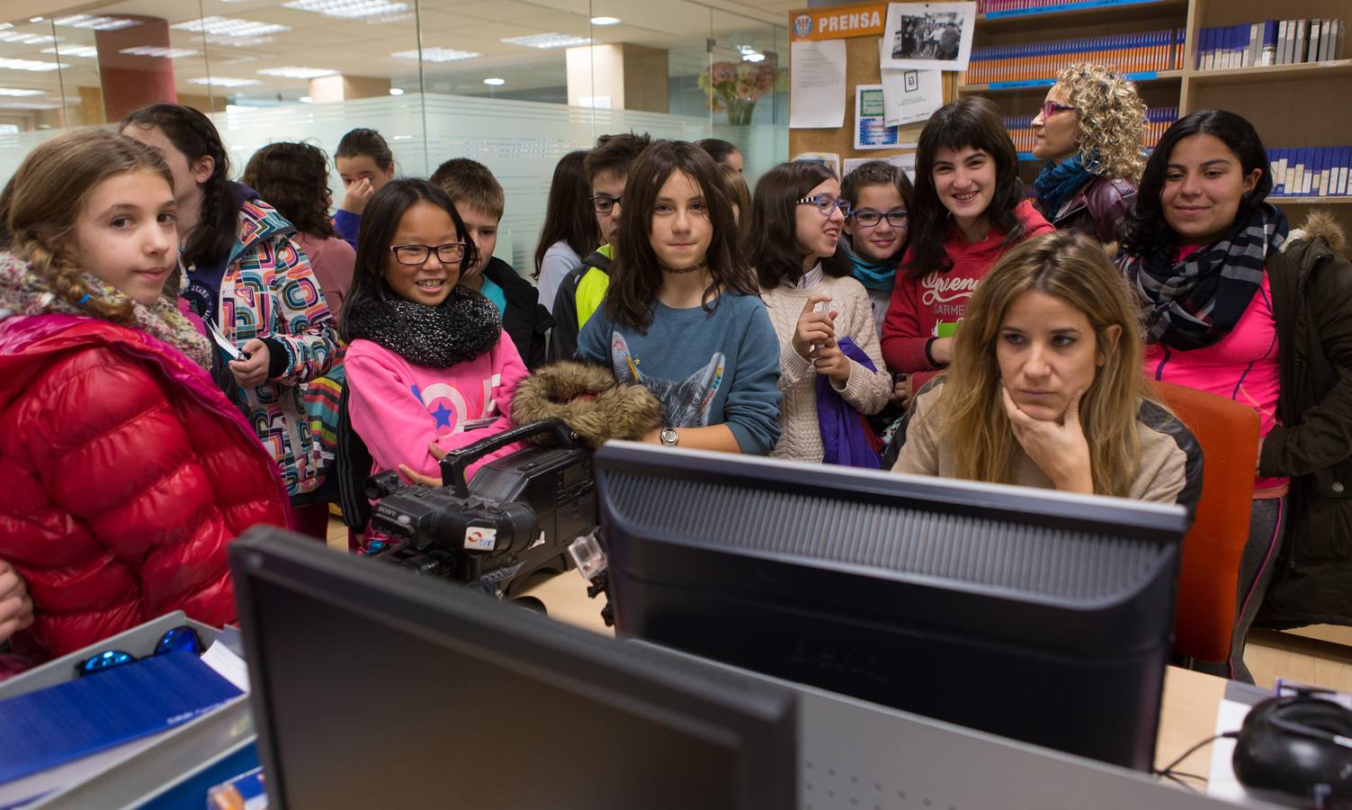 Los alumnos del Taller de Prensa del Colegio Duquesa de La Victoria, de Logroño, visitan la multimedia de Diario LA RIOJA