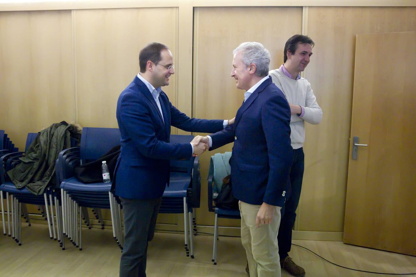 Bienvenidas, maquillaje...preparados y listos para el debate de TVR