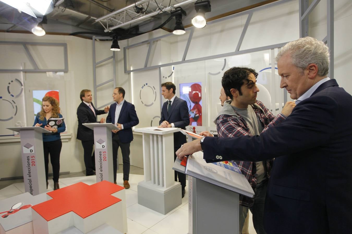 Bienvenidas, maquillaje...preparados y listos para el debate de TVR